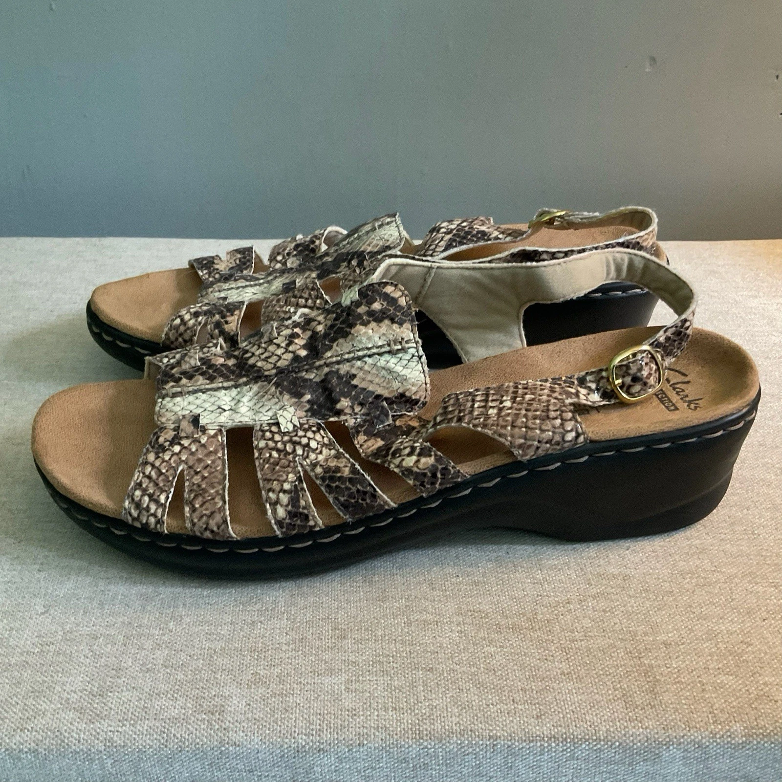 Sandali donna Clarks taglia 11 stampa serpente sandali con cinturino ammortizzati comodi usati in ottime condizioni