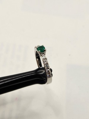 Anillo Dama en Platino, Diamantes y Esmeralda Natural Colombiana Hecho a Mano.