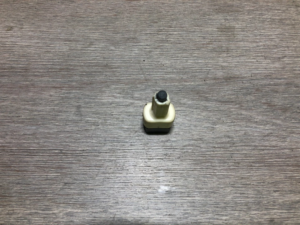 2007 TOYOTA AYGO 5DR BRAKE PEDAL LIGHT SWITCH - Image 2 of 3