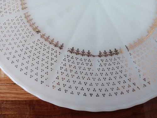 VTG Anchor Hocking Milk Glass Pedestal Cake Serving Plate Stand Tray 10" Gold - Picture 2 of 6