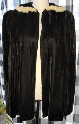 ELEGANT VTG BLK VELVET SWING CAPE 1930s 40s Fur Trim Opera Wrap, Padded Shoulder