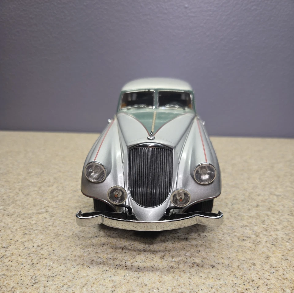 Signature 1933 Pierce  Arrow die cast 1:18 scale car - Image 3 of 4