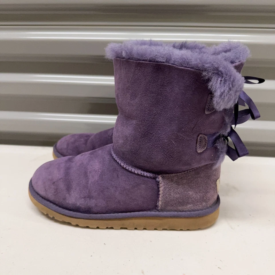 Botas femininas UGG Australia Bailey Bow tamanho 6 EUA camurça roxa shearling 3280 - Imagem 4 de 4