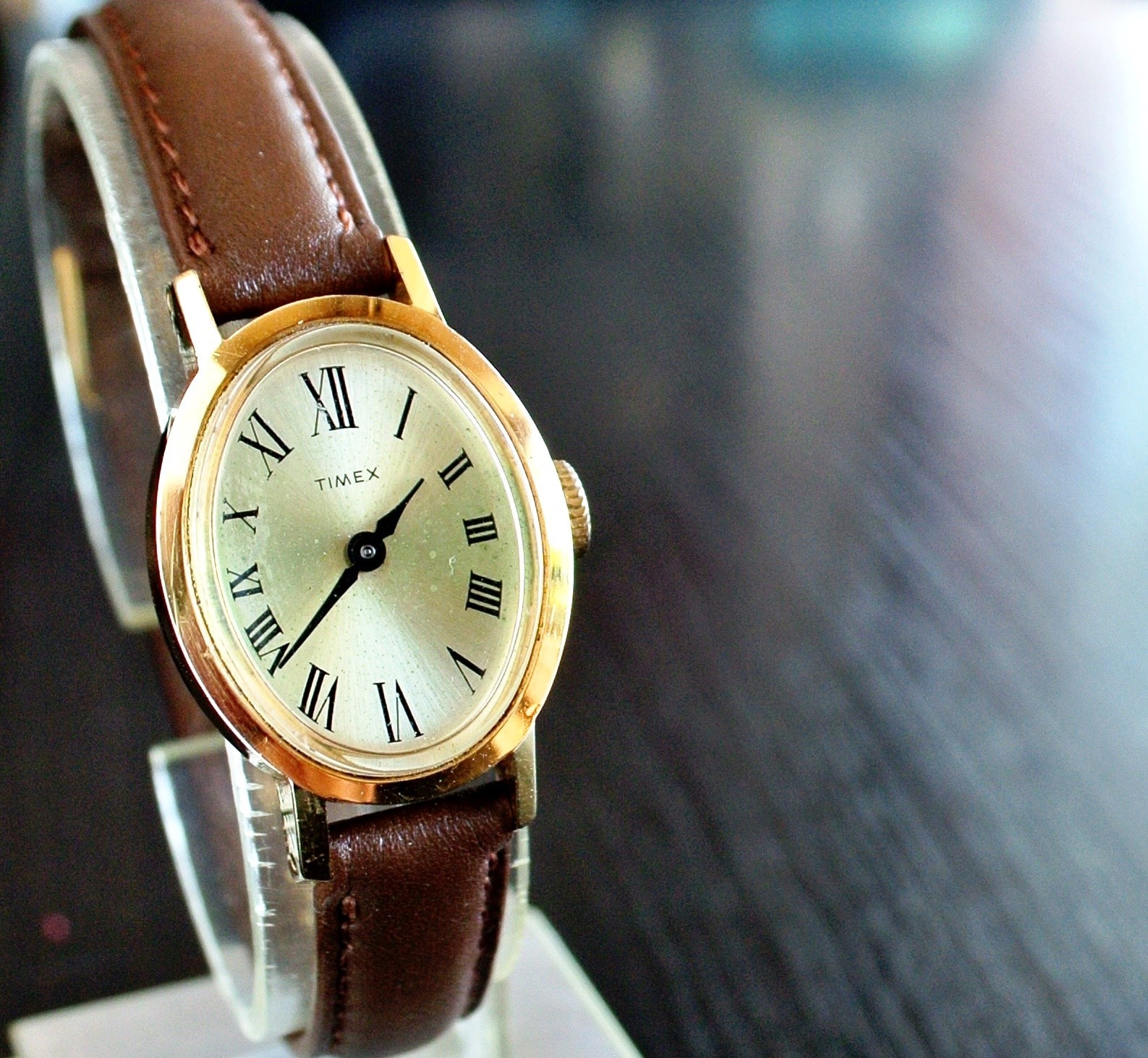 Vintage Timex 1970 Elegant Oval Dial Mechanical Wind Up Women's Gold Dress Watch