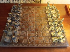 TRES BEAU JEU D'ECHEC - Origine Cameroun - Plateau bois sculpté + 32 fig bronze