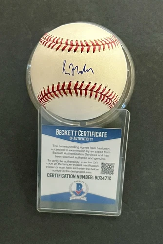 GREG MADDUX 1995 WORLD SERIES AUTOGRAPHED BASEBALL - SWEET SPOT - BECKETT