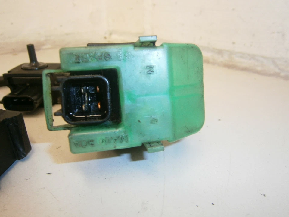 Suzuki DL1000 V-Strom 2002 Starter Solenoid & Relays & vacuum sensor  11-20 - Image 2 of 4