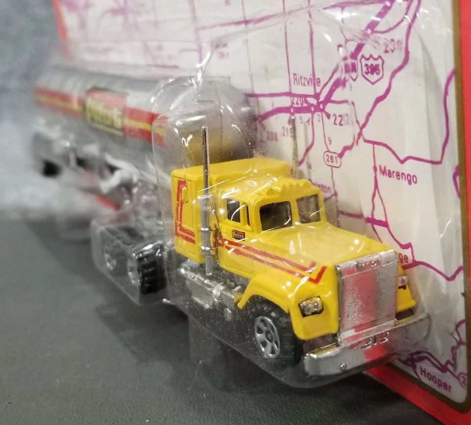 ROAD CHAMPS HO PILOTO CISTERNA DE COMBUSTIBLE SEMI DIECAST METAL IOP Foto 3 de 4