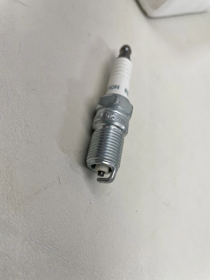 CHAMPION 401S / 71116 COPPER PLUS SPARK PLUG SET OF (24) AUTOMOTIVE / TRUCK - Image 2 of 4