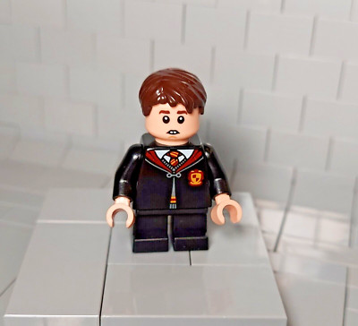 1 Stück Lego hp299 Neville Longbottom Minifigur   Gryffindor Robe Clasped   NEU