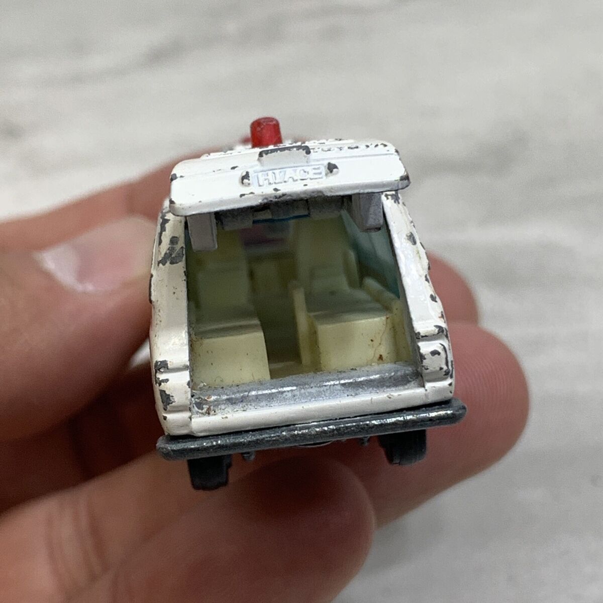 Tomica 1:68 Toyota Hiace Commuter Ambulance Vintage Made in Tomica 1:68 Toyota Hiace Commuter Ambulance Vintage Made in