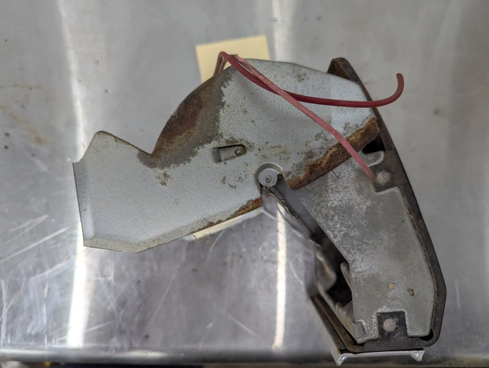 Bandeja de cenizas Plymouth Fury 1967 con encendedor Mopar Foto 2 de 4