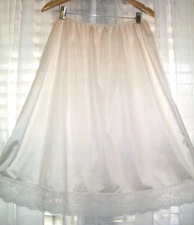 VTG PINEHURST SZ LARGE SILKY BLUSH HALF SLIP~WHITE LACE~PILLOWTAB~SATIN SHEEN~