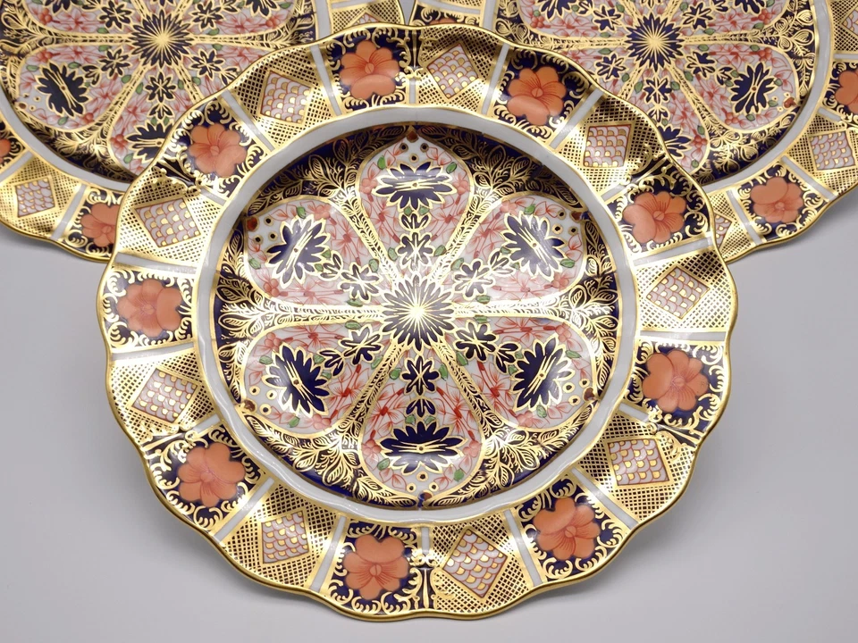 3 RARE ROYAL CROWN DERBY OLD IMARI 10" FLUTED SCALLOPED DINNER PLATES 1891-1940 - Image 2 of 4