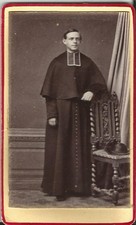 Altes CDV Foto Portrait eines Priesters in Soutane Thema Religion