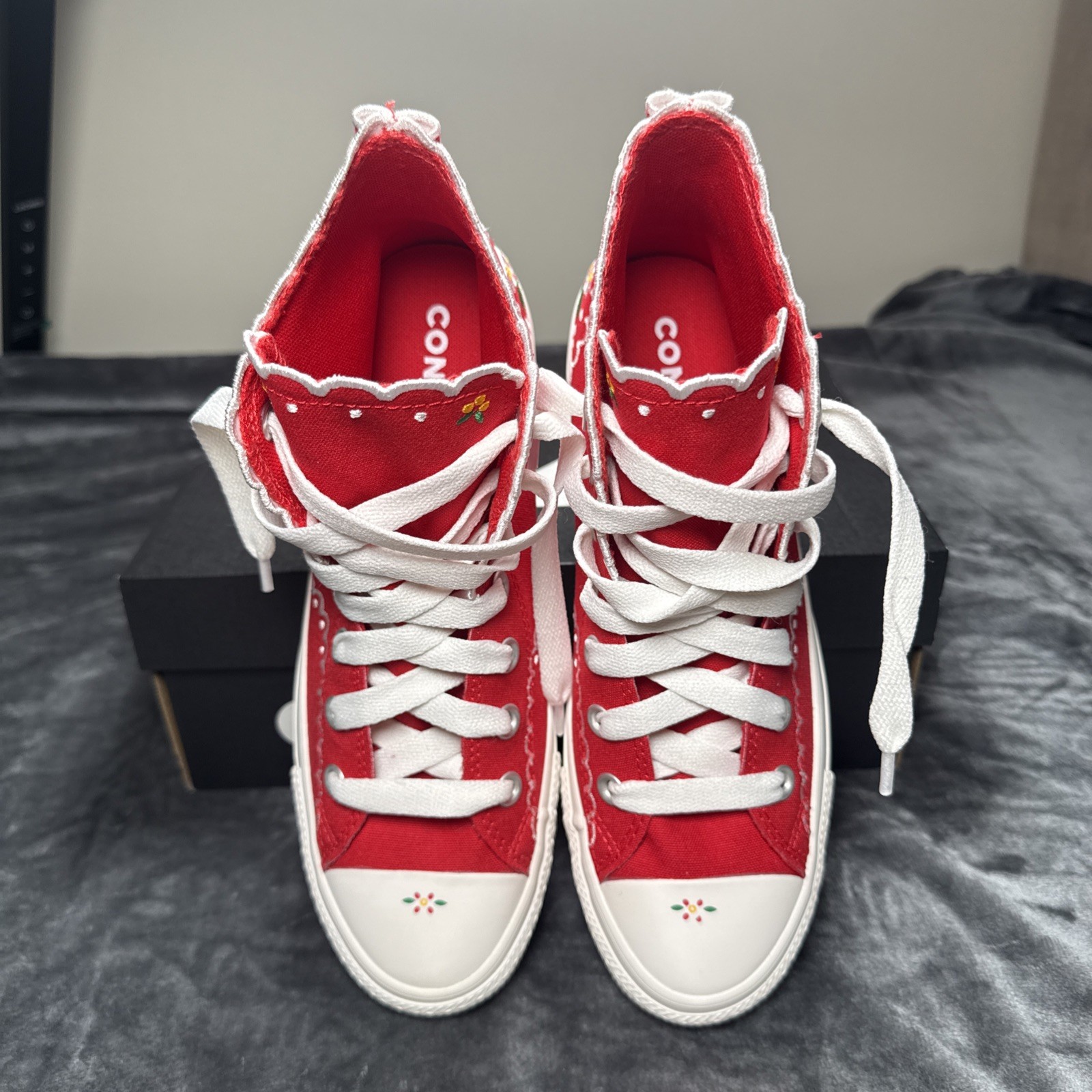 Converse CTAS Red/Green/White Women's Size 8 High Top Sneakers NWB A13518C thumbnail 3