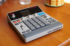 Akai MPC Sample Sampler & Sequencer 16 Pads Built-in Speaker MIDI I/O - With Box