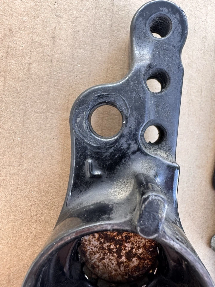 Harley Davidson Road Glide 2007 OEM soportes de horquilla trasera soportes de clavija Foto 4 de 4