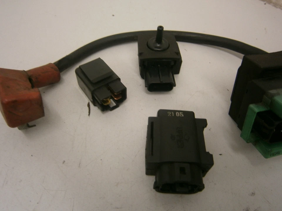 Suzuki DL1000 V-Strom 2002 Starter Solenoid & Relays & vacuum sensor  11-20 - Image 4 of 4