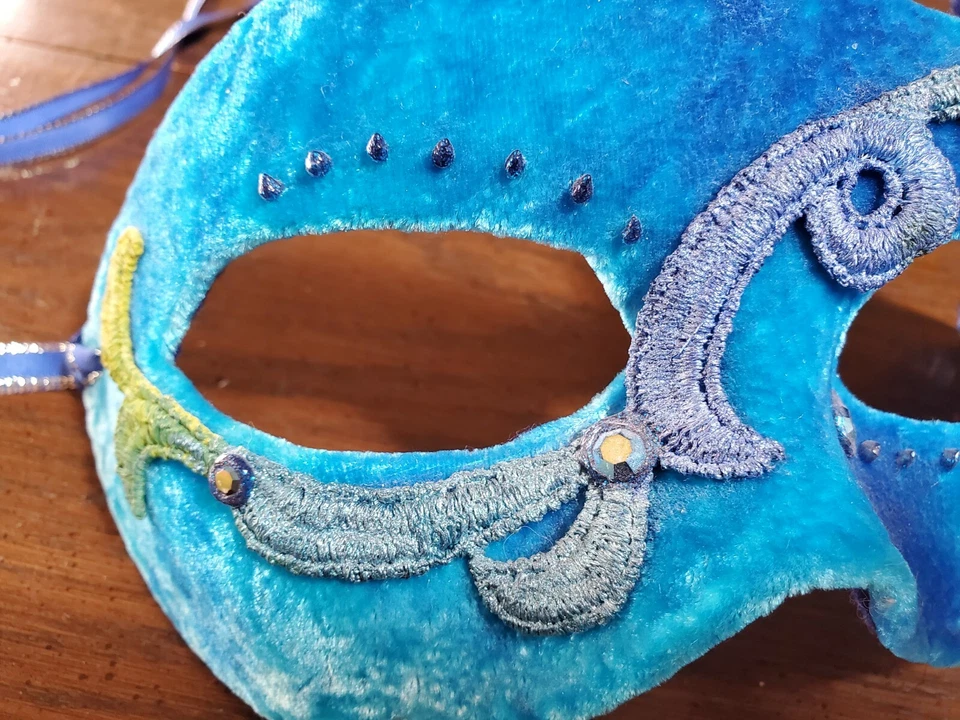 Cirque Du Soleil Mask. Handmade by Judith Rauchfuss. - Image 4 of 4