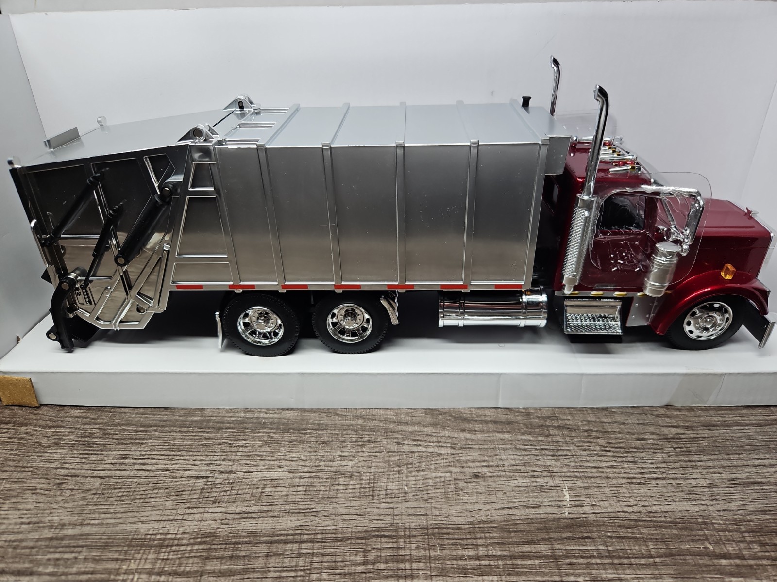 New Ray 1/32 Freightliner Classic XL Garbage Truck