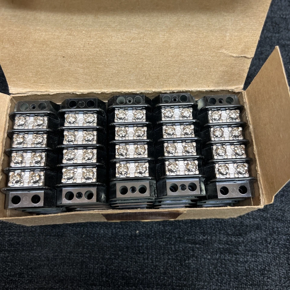 NEW - OPEN BOX -Marathon 671 GP 04 Terminal Board/Block 204 20A 250V - Box of 25 - Image 2 of 2