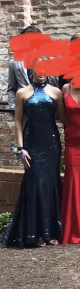 Vestido de graduación azul marino/lentejuelas reales cuello halter, sin espalda, tren sirena, talla 2 Foto 2 de 4