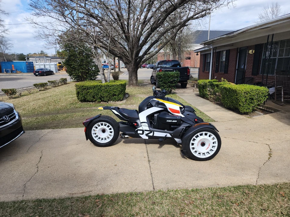 Paneles Ryker 219401067 rojo, blanco, amarillo Foto 2 de 4