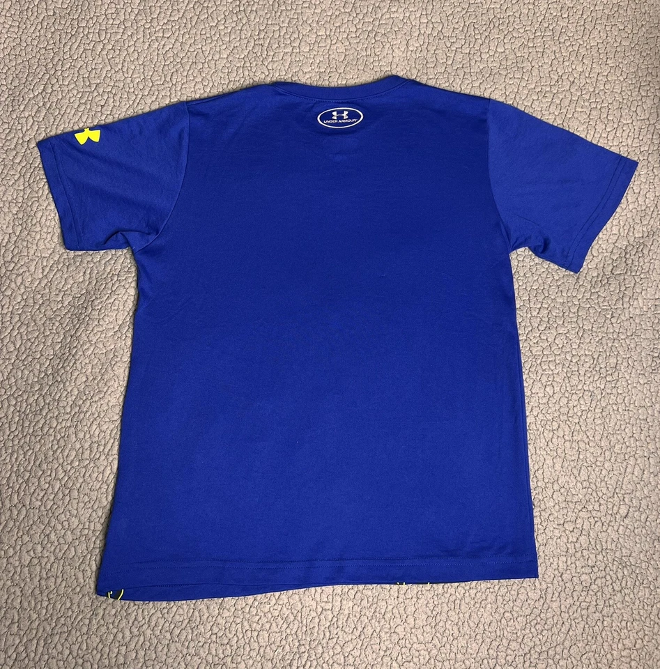 Camiseta Under Armour X Marvel azul y amarilla niños pequeños talla grande  Foto 2 de 4