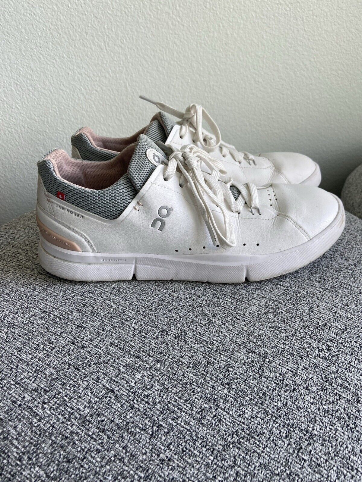 On Cloud Women’s Shoes The Roger Advantage . White/Rose. Size 8.5