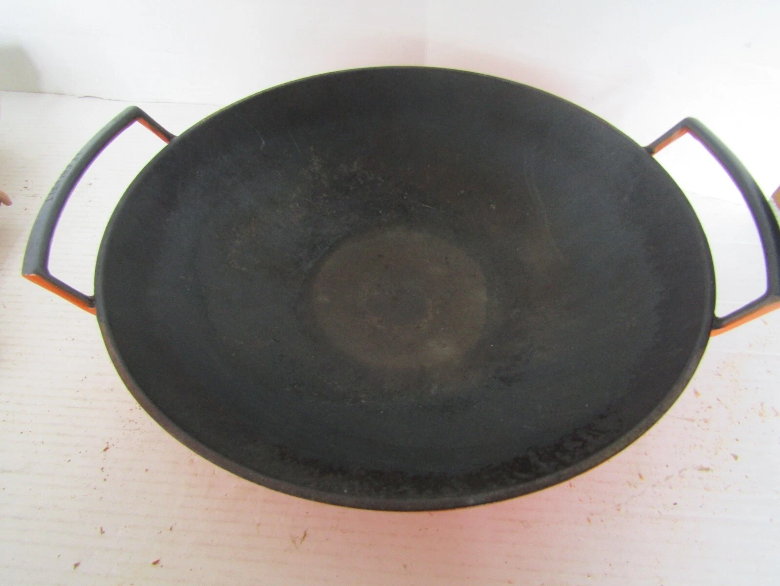 VINTAGE LE CREUSET CAST METAL WOK PAN POT DISH ORANGE COOKING KITCHEN 2 HANDLE