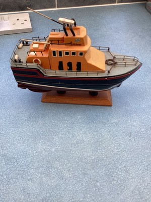 HANDGEFERTIGTES RETTUNGSBOOT 15 CM HOCH 20 CM LANG