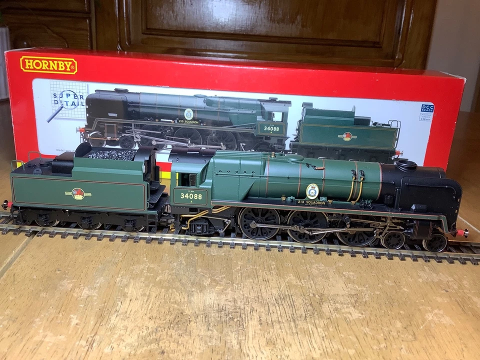 Hornby R2607 BR 4-6-2 Rebuilt Battle of Britain Class 34088 213 Squadron - Image 2 of 4