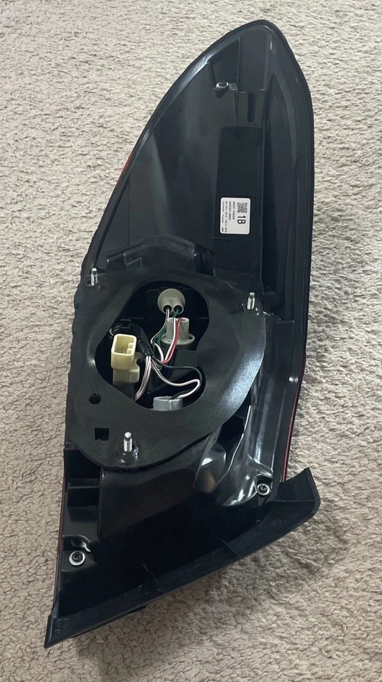 Lámpara de luz trasera lateral para pasajero derecho Subaru WRX STI 2015-2021 84201-VA030 OEM. Foto 3 de 4