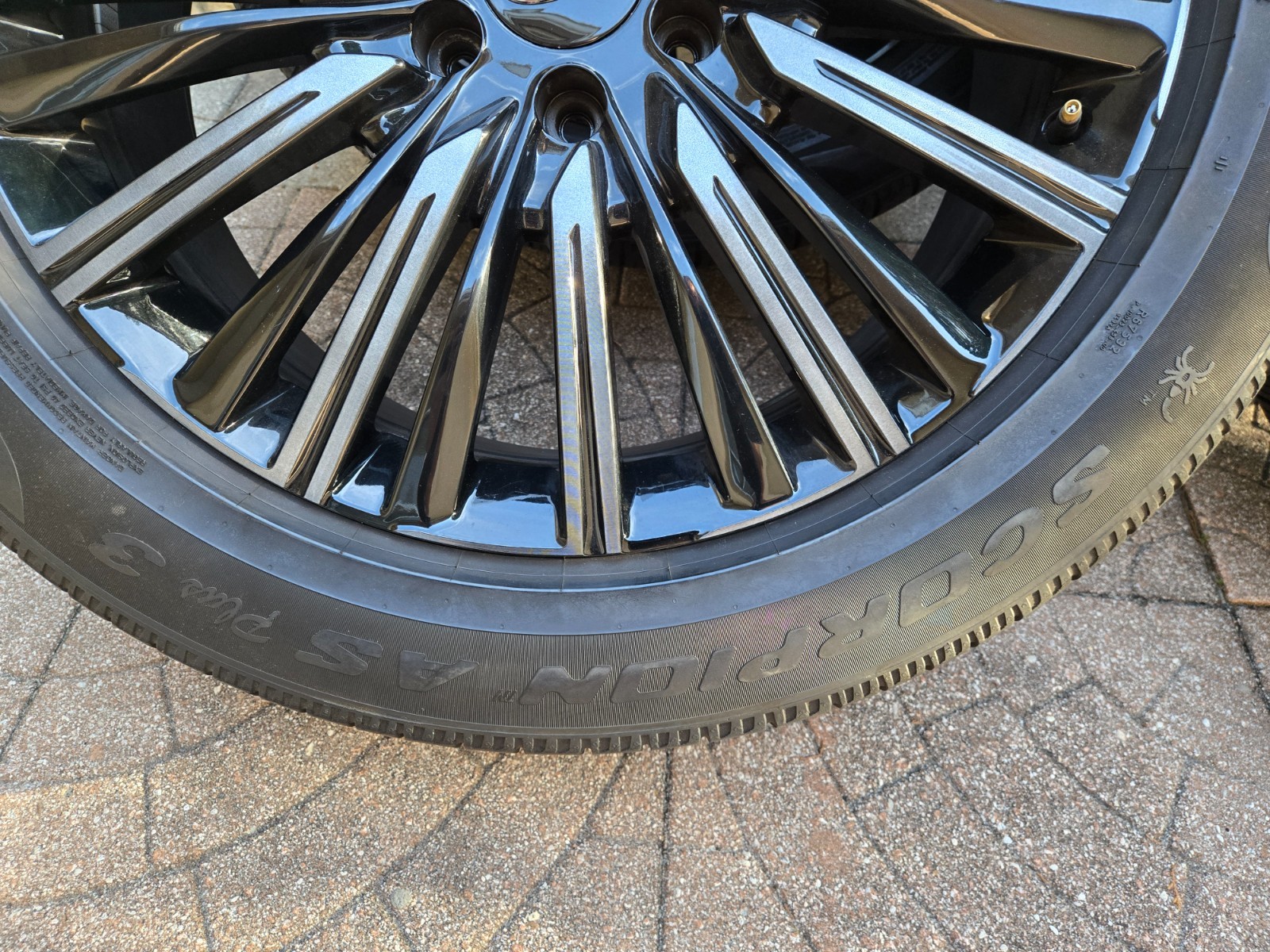 WHEEL RIMS AND TIRES  2019-21 INFINITI QX80 22" OEM RIMS AND TIRES (SET OF 4)