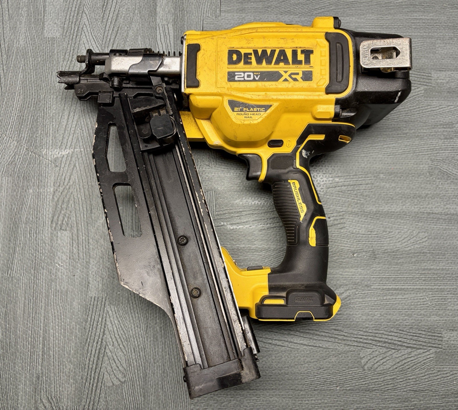 DEWALT-Framing Nailer-Damaged/For Parts-20-Volt 21° Cordless Framing Nailer