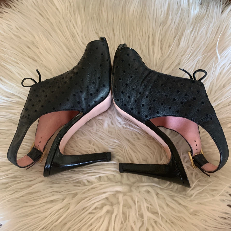 Salto alto vermelho Valentino Slingback peep toe couro avestruz preto tamanho 38/8 EUA - Imagem 4 de 4