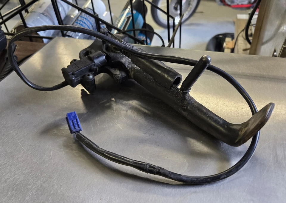 原始设备制造商 YAMAHA FZ1 2006-2015 KICKSTAND 带开关 2D1-27311-00-00 — 第 2/4 张图片