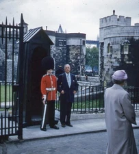 Vintage Stereo Realist Photo 3D Slide LONDON TOWER GUARD 1955