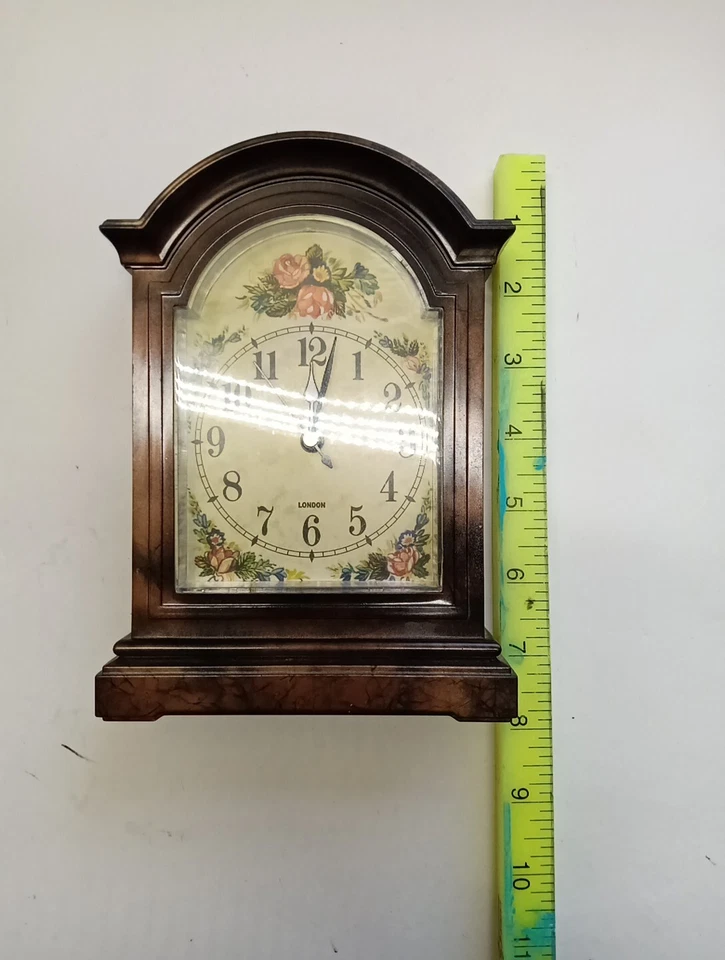 Reloj de mesa London cuarzo con manto de plástico números romanos patrón floral Foto 4 de 4