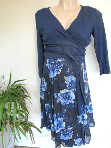 VESTIDO ENVOLVENTE DE GASA FLORAL CONTRASTE AZUL ENFERMERÍA MATERNIDAD LUJO SERAPHINE TALLA 10