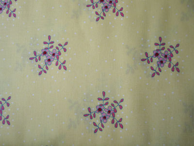 Gelb mit kleinen rosa Blumen auf 100% Baumwolle - Ella Blue Stoff pro Fat Quarter 