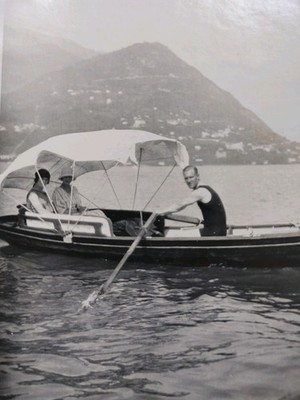 Vintage 1930er junger Mann rudert ein Boot, männliche Körper posiert Foto Schnappschuss A