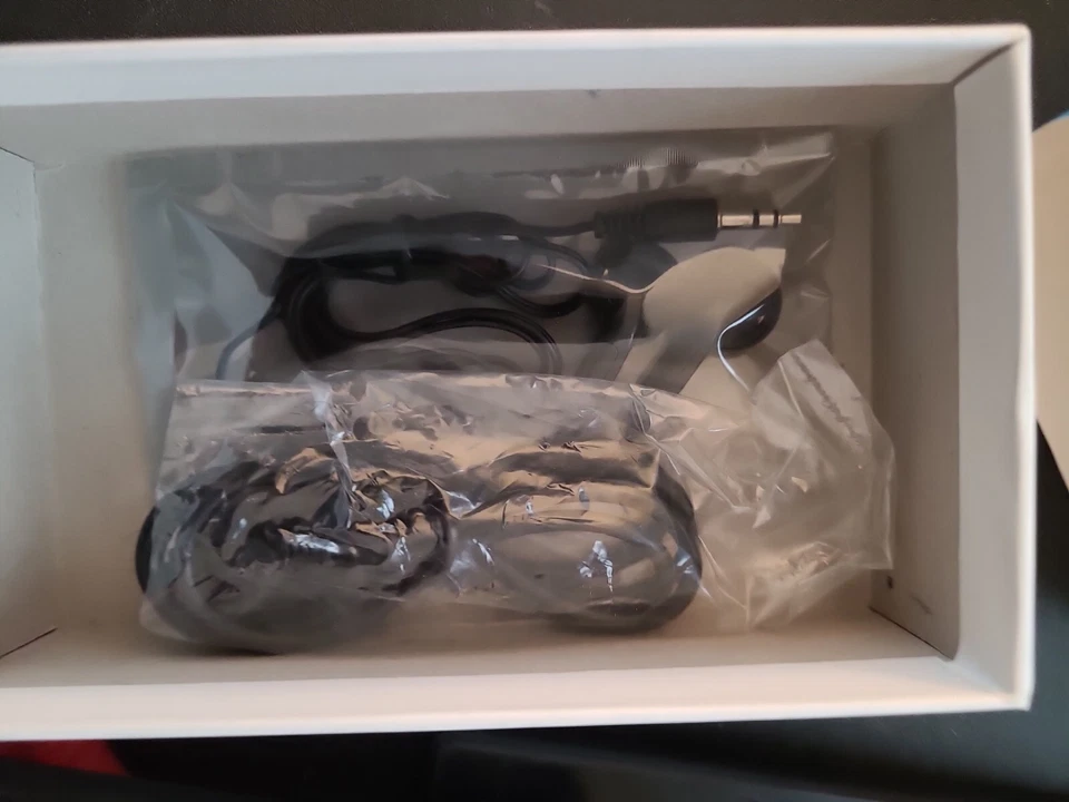 S210Digital Voice Recorder 4GB USB With Earphones  - Image 4 of 4