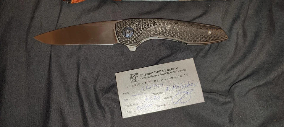 Navaja de bolsillo plegable de titanio con antorcha de fibra de carbono CKF M390 Foto 2 de 4