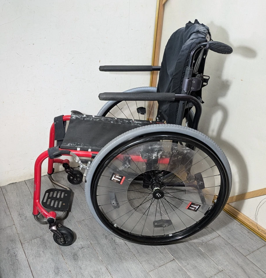 Silla de ruedas rígida ligera roja TiLite AERO Z 17"W Foto 3 de 4