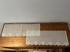 2 kleine Scheibengardinen in weiß mit Muster je 62 cm Länge/23 cm Höhe
