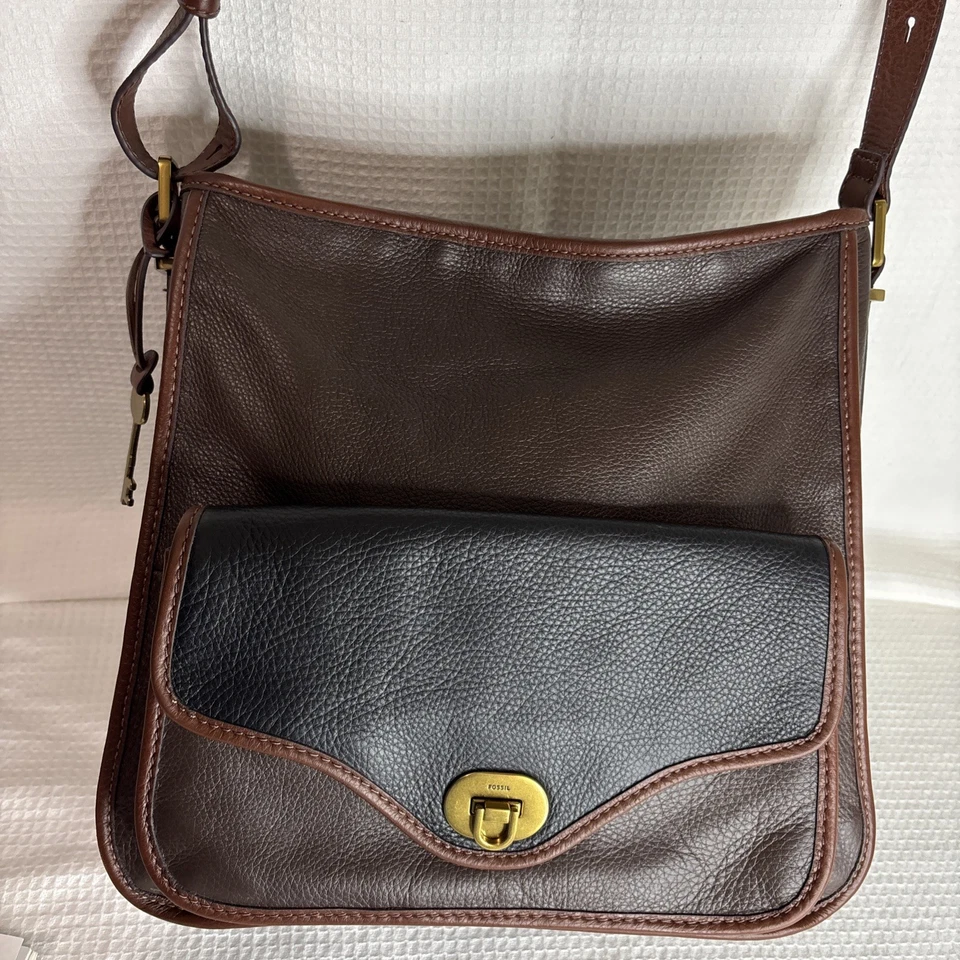 Blusa tiracolo Fossil Color Block Heritage hobo couro pebble marrom e preto com zíper - Imagem 2 de 4