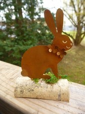 "Sitzender Hase mit Blumen" Edel Rost Deko Figur auf Birkenholz