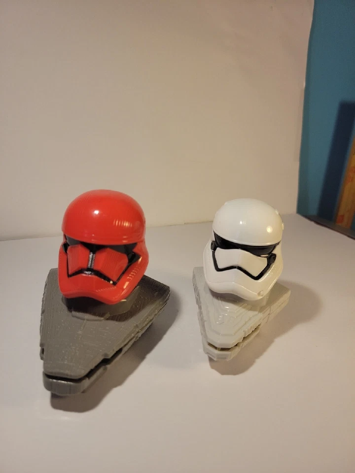 Lote de 2 bonecos colecionáveis Star Wars Stormtrooper e Der'kal Red Stormtrooper - Imagem 2 de 4